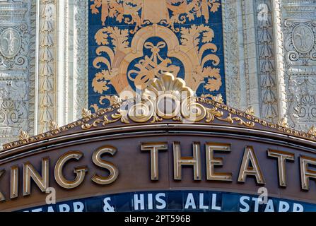 Il Loew’s Kings Theatre, un classico palazzo cinematografico del 1929, è stato restaurato nel 2013-2014 dopo oltre 35 anni di abbandono. Foto Stock