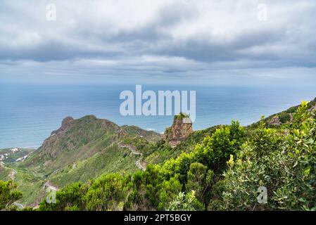 Vista sulle montagne nel parco nazionale di Anaga, Tenerife, Spagna, il giorno di marzo Foto Stock