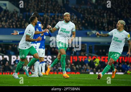 Joelinton (centro) del Newcastle United celebra il secondo goal del gioco durante la partita della Premier League al Goodison Park, Liverpool. Data immagine: Giovedì 27 aprile 2023. Foto Stock