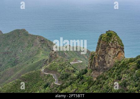 Vista sulle montagne nel parco nazionale di Anaga, Tenerife, Spagna, il giorno di marzo Foto Stock