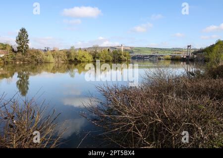 River Seine,view,viewed,from,Three Star,Camping Normandie | Flower Camping les trois rois,on,the,banks,of,the,River Seine,and,below,Chateau Gaillard,near,Les Andelys,campeggio 3 stelle in Normandia,Francia,Francia,Francia,Europa,europea, situato sulle rive della Senna tra Parigi e Rouen con due piscine riscaldate, un lago di pesca, camping, serate di divertimento e case di lusso, tende, anche per famiglie disponibili, camping, camping, tende e di lusso. Foto Stock