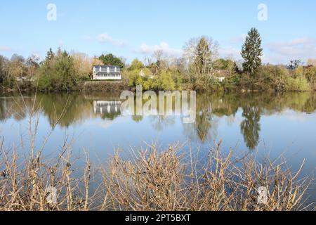 River Seine,view,viewed,from,Three Star,Camping Normandie | Flower Camping les trois rois,on,the,banks,of,the,River Seine,and,below,Chateau Gaillard,near,Les Andelys,campeggio 3 stelle in Normandia,Francia,Francia,Francia,Europa,europea, situato sulle rive della Senna tra Parigi e Rouen con due piscine riscaldate, un lago di pesca, camping, serate di divertimento e case di lusso, tende, anche per famiglie disponibili, camping, camping, tende e di lusso. Foto Stock