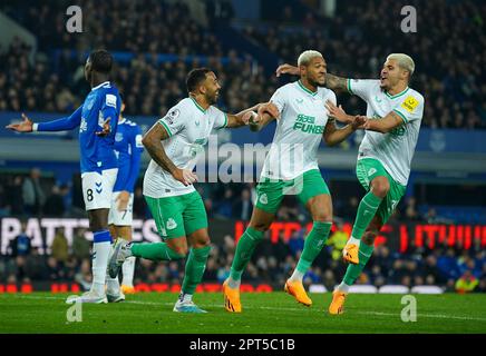 Joelinton (centro) di Newcastle United festeggia con Callum Wilson (a sinistra) e Bruno Guimaraes dopo aver segnato il secondo gol della partita durante la partita della Premier League al Goodison Park, Liverpool. Data immagine: Giovedì 27 aprile 2023. Foto Stock