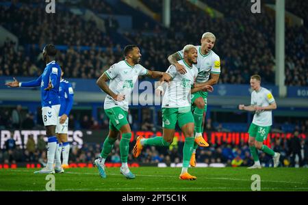 Joelinton (centro) di Newcastle United festeggia con Callum Wilson (a sinistra) e Bruno Guimaraes dopo aver segnato il secondo gol della partita durante la partita della Premier League al Goodison Park, Liverpool. Data immagine: Giovedì 27 aprile 2023. Foto Stock