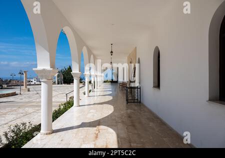 Emba, Distretto di Paphos, Cipro - 27 marzo 2023 - Galleria ad arco della chiesa ortodossa greca di Sant'Andrea Foto Stock