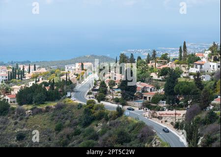 Tala, Cipro - 27 marzo 2023 - verdi montagne rocciose e case bianche del villaggio Foto Stock