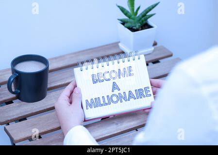 Scrittura che visualizza il testo diventa Un Millionaire, idea di affari che aspira ad essere un tycoon di affari e un capo riuscito Foto Stock