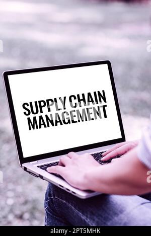 Scrittura visualizzando il testo Supply Chain Management, Word per gli aspetti dei moderni processi logistici aziendali intelligenti Foto Stock