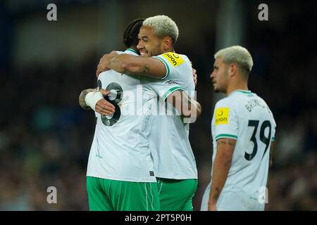 Joelinton (al centro) di Newcastle United festeggia con Chris Willock (a sinistra) dopo aver segnato il secondo gol della partita durante la partita della Premier League al Goodison Park, Liverpool. Data immagine: Giovedì 27 aprile 2023. Foto Stock