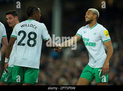 Joelinton (al centro) di Newcastle United festeggia con Chris Willock (a sinistra) dopo aver segnato il secondo gol della partita durante la partita della Premier League al Goodison Park, Liverpool. Data immagine: Giovedì 27 aprile 2023. Foto Stock