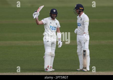 Olly Robinson di Durham riconosce l'applauso degli spettatori per aver raggiunto i cinquanta anni durante la partita del LV= County Championship tra Durham e Derbyshire al Seat Unique Riverside, Chester le Street, giovedì 27th aprile 2023. (Foto: Mark Fletcher | NOTIZIE MI) Credit: NOTIZIE MI & Sport /Alamy Live News Foto Stock