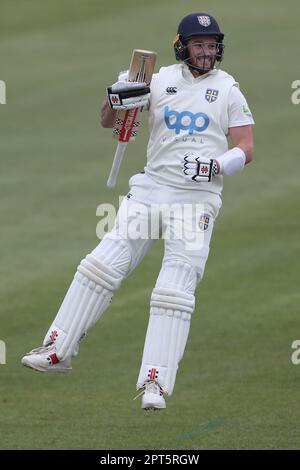 Olly Robinson di Durham festeggia dopo aver segnato un secolo durante la partita del LV= County Championship tra Durham e Derbyshire presso il Seat Unique Riverside, Chester le Street, giovedì 27th aprile 2023. (Foto: Mark Fletcher | NOTIZIE MI) Credit: NOTIZIE MI & Sport /Alamy Live News Foto Stock