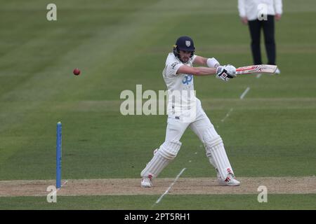 Olly Robinson di Durham durante la partita del LV= County Championship tra Durham e Derbyshire al Seat Unique Riverside, Chester le Street giovedì 27th aprile 2023. (Foto: Mark Fletcher | NOTIZIE MI) Credit: NOTIZIE MI & Sport /Alamy Live News Foto Stock