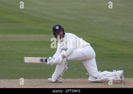 Durham's Graham Clark durante la partita LV= County Championship tra Durham e Derbyshire presso il Seat Unique Riverside, Chester le Street, giovedì 27th aprile 2023. (Foto: Mark Fletcher | NOTIZIE MI) Credit: NOTIZIE MI & Sport /Alamy Live News Foto Stock