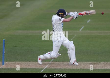 Olly Robinson di Durham durante la partita del LV= County Championship tra Durham e Derbyshire al Seat Unique Riverside, Chester le Street giovedì 27th aprile 2023. (Foto: Mark Fletcher | NOTIZIE MI) Credit: NOTIZIE MI & Sport /Alamy Live News Foto Stock