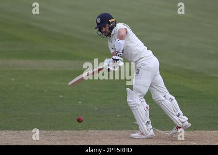 Olly Robinson di Durham durante la partita del LV= County Championship tra Durham e Derbyshire al Seat Unique Riverside, Chester le Street giovedì 27th aprile 2023. (Foto: Mark Fletcher | NOTIZIE MI) Credit: NOTIZIE MI & Sport /Alamy Live News Foto Stock