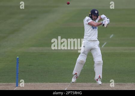 Olly Robinson di Durham durante la partita del LV= County Championship tra Durham e Derbyshire al Seat Unique Riverside, Chester le Street giovedì 27th aprile 2023. (Foto: Mark Fletcher | NOTIZIE MI) Credit: NOTIZIE MI & Sport /Alamy Live News Foto Stock