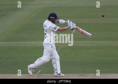 Olly Robinson di Durham ha fatto il suo ingresso durante la partita del LV= County Championship tra Durham e Derbyshire presso il Seat Unique Riverside, Chester le Street, giovedì 27th aprile 2023. (Foto: Mark Fletcher | NOTIZIE MI) Credit: NOTIZIE MI & Sport /Alamy Live News Foto Stock