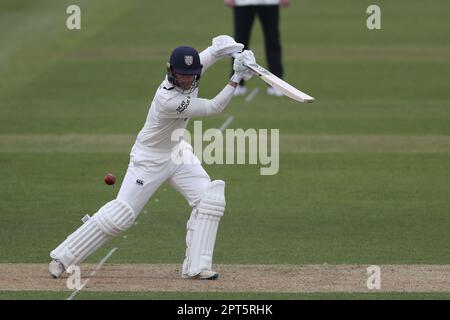 Durham's Graham Clark durante la partita LV= County Championship tra Durham e Derbyshire presso il Seat Unique Riverside, Chester le Street, giovedì 27th aprile 2023. (Foto: Mark Fletcher | NOTIZIE MI) Credit: NOTIZIE MI & Sport /Alamy Live News Foto Stock