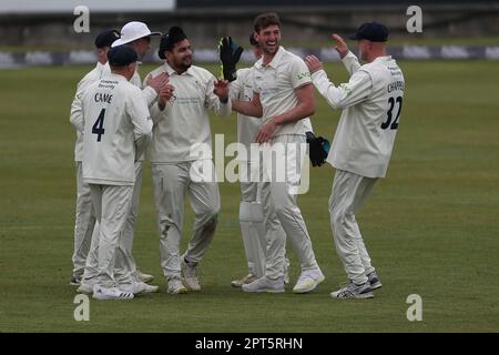 Ben Aitchinson del Derbyshire festeggia con i suoi compagni di squadra dopo aver reclamato il picket di Michael Jones di Durham durante la partita del LV= County Championship tra Durham e Derbyshire al Seat Unique Riverside, Chester le Street giovedì 27th aprile 2023. (Foto: Mark Fletcher | NOTIZIE MI) Credit: NOTIZIE MI & Sport /Alamy Live News Foto Stock