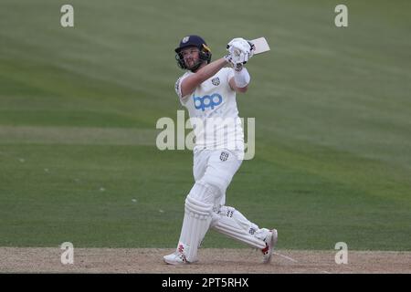 Olly Robinson di Durham durante la partita del LV= County Championship tra Durham e Derbyshire al Seat Unique Riverside, Chester le Street giovedì 27th aprile 2023. (Foto: Mark Fletcher | NOTIZIE MI) Credit: NOTIZIE MI & Sport /Alamy Live News Foto Stock