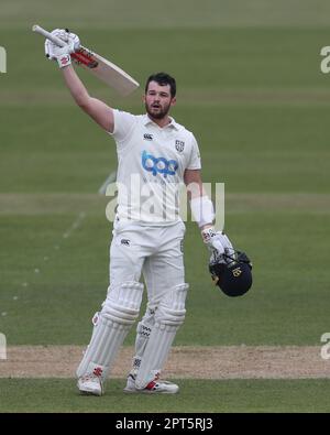 Olly Robinson di Durham festeggia dopo aver segnato un secolo durante la partita del LV= County Championship tra Durham e Derbyshire presso il Seat Unique Riverside, Chester le Street, giovedì 27th aprile 2023. (Foto: Mark Fletcher | NOTIZIE MI) Credit: NOTIZIE MI & Sport /Alamy Live News Foto Stock