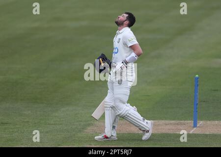 Olly Robinson di Durham festeggia dopo aver segnato un secolo durante la partita del LV= County Championship tra Durham e Derbyshire presso il Seat Unique Riverside, Chester le Street, giovedì 27th aprile 2023. (Foto: Mark Fletcher | NOTIZIE MI) Credit: NOTIZIE MI & Sport /Alamy Live News Foto Stock