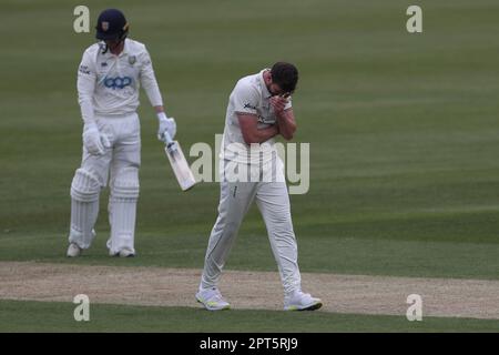 Ben Aitchinson, il Derbyshire, reagisce dopo aver ricevuto un'appall LBW durante la partita del LV= County Championship tra Durham e Derbyshire al Seat Unique Riverside, Chester le Street, giovedì 27th aprile 2023. (Foto: Mark Fletcher | NOTIZIE MI) Credit: NOTIZIE MI & Sport /Alamy Live News Foto Stock