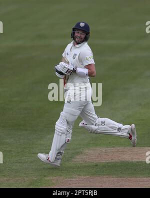 Olly Robinson di Durham festeggia dopo aver segnato un secolo durante la partita del LV= County Championship tra Durham e Derbyshire presso il Seat Unique Riverside, Chester le Street, giovedì 27th aprile 2023. (Foto: Mark Fletcher | NOTIZIE MI) Credit: NOTIZIE MI & Sport /Alamy Live News Foto Stock