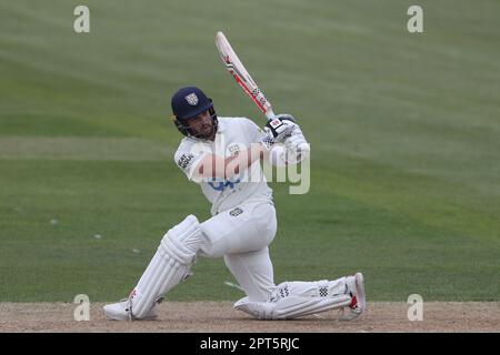 Olly Robinson di Durham durante la partita del LV= County Championship tra Durham e Derbyshire al Seat Unique Riverside, Chester le Street giovedì 27th aprile 2023. (Foto: Mark Fletcher | NOTIZIE MI) Credit: NOTIZIE MI & Sport /Alamy Live News Foto Stock