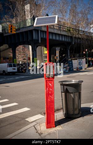 Call box a energia solare NYPD e FDNY nel Meatpacking District di New York domenica 9 aprile 2023. (© Richard B. Levine) Foto Stock