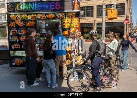 Affollato carrello alimentare nel Meatpacking District di New York Domenica, 9 aprile 2023. (© Richard B. Levine) Foto Stock