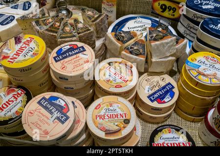 Formaggio importato in un supermercato a New York Lunedi, 10 aprile 2023. (© Richard B. Levine) Foto Stock