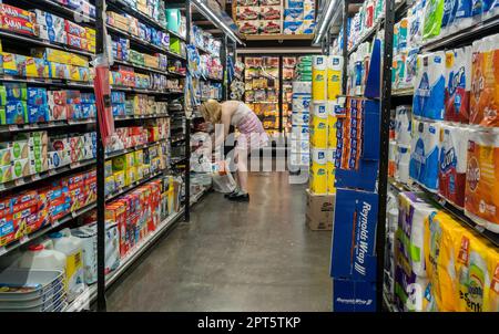 Shopping in un supermercato a New York il Mercoledì, 12 aprile 2023. L'inflazione è riportata per raffreddarsi con i prezzi al consumo ha riferito di essere aumentato soltanto 5 per cento in marzo ma l'alimento ed il riparo erano più alti mentre la benzina ed i veicoli usati erano più bassi. (© Richard B. Levine) Foto Stock