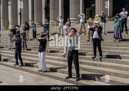 I membri di Falun Dafa (Falun Gong) praticano il Tai Chi di fronte all'ufficio postale di James Farley a New York giovedì 13 aprile 2023. I praticanti di Falun Dafa affermano di essere perseguitati dal governo cinese per le loro convinzioni spirituali. (© Richard B. Levine) Foto Stock