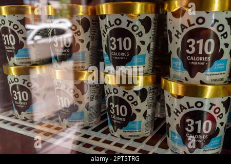 Contenitori di gelato Halo Top a New York Sabato, 15 aprile 2023. Halo Top è di proprietà di Wells Enterprises, che è stata acquisita dal Gruppo Ferrero, anche il produttore di gelato Blue Bunny. (©ÊRichard B. Levine) Foto Stock