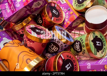 Contenitori di gelato Halo Top a New York Sabato, 15 aprile 2023. Halo Top è di proprietà di Wells Enterprises, che è stata acquisita dal Gruppo Ferrero, anche il produttore di gelato Blue Bunny. (© Richard B. Levine) Foto Stock