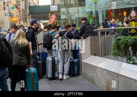Orde di studenti in pausa con i loro bagagli convergono sullo Sheraton New York Hotel a New York mercoledì 12 aprile 2023. (© Richard B. Levine) Foto Stock