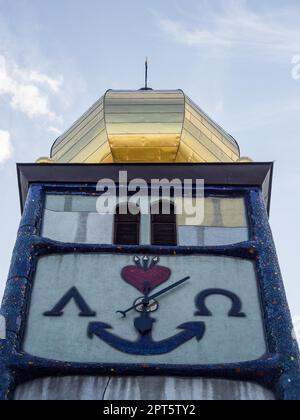 Orologio sulla torre della chiesa, San Barbara Parish Church, 1987-1988, di Friedensreich Hundertwasser, Bauernbach, Stiria, Austria Foto Stock