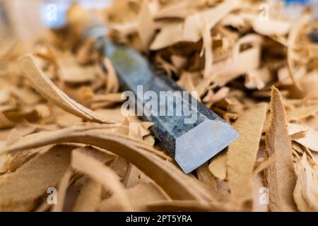 Primo piano di uno scalpello in una carpenteria artigianale Foto Stock