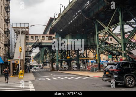 125th strada IRT viadotto della metropolitana e stazione della metropolitana elevata nel quartiere di New York di Harlem Domenica, 16 aprile 2023. (© Richard B. Levine) Foto Stock