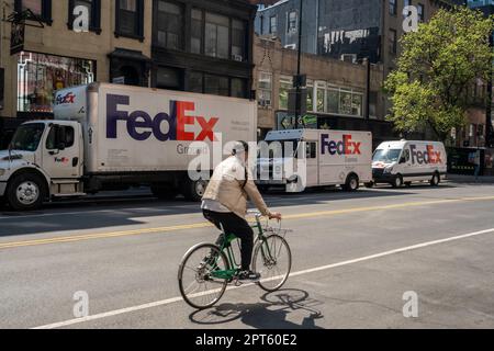 “Papa, Mama e baby” camion FedEx parcheggiati a Chelsea a New York giovedì 20 aprile 2023. (© Richard B. Levine) Foto Stock