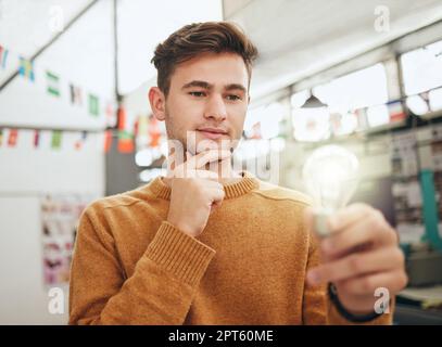 Pensiero studente, idee lampadina e soluzione di problem solving per l'innovazione, la visione di apprendimento e l'istruzione universitaria. Università uomo, nerd e. Foto Stock