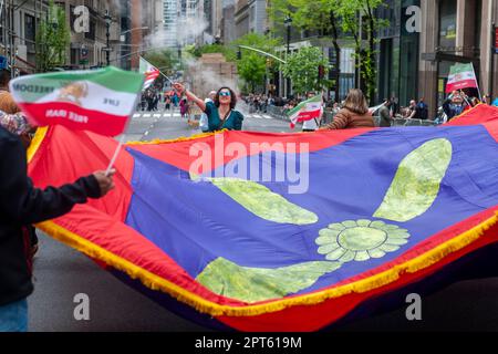 Iraniani-americani e i loro sostenitori alla parata persiana annuale su Madison Ave. A New York Domenica, 23 aprile 2023. La parata celebra Nowruz, Capodanno in lingua farsi. La vacanza simboleggia la purificazione dell'anima e risale alla religione pre-islamica dello Zoroastrismo. (© Richard B. Levine) Foto Stock