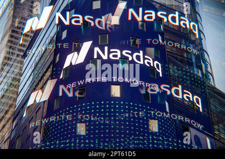 Sede del NASDAQ a Times Square a New York mercoledì 26 aprile 2023. Fotografato con un filtro a prisma (© Richard B. Levine) Foto Stock