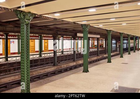 Metropolitana, stazione, Voeroesmarty Ter, Budapest, Ungheria Foto Stock