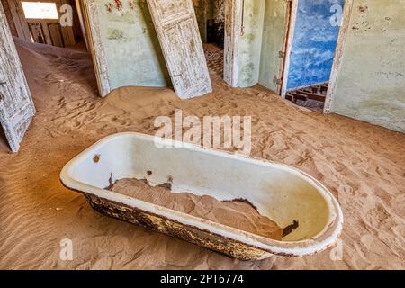 Vasca da bagno, sabbia, rovina, Kolmannskupe, città fantasma, Luederitz, Namibia Foto Stock