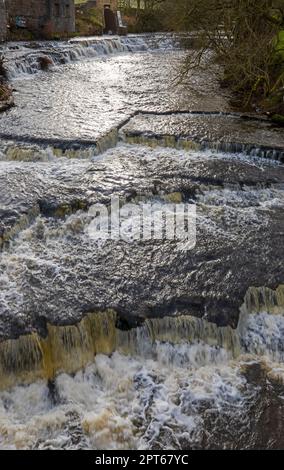 Fiume Bain, Bainbridge, Wensleydale, North Yorkshire. River Bain Hydro è un generatore di energia idroelettrica con turbina a vite. Foto Stock