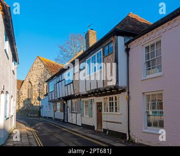 Sandwich, Kent. Case storiche fiancheggiano la stretta Church Street, St Marys, nell'affascinante città. Foto Stock