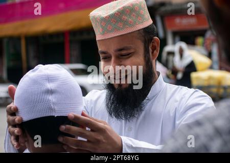 Guwahati, India. 22 aprile 2023. I musulmani indiani arrivano a pregare durante Eid al-Fitr a Guwahati, in India Foto Stock